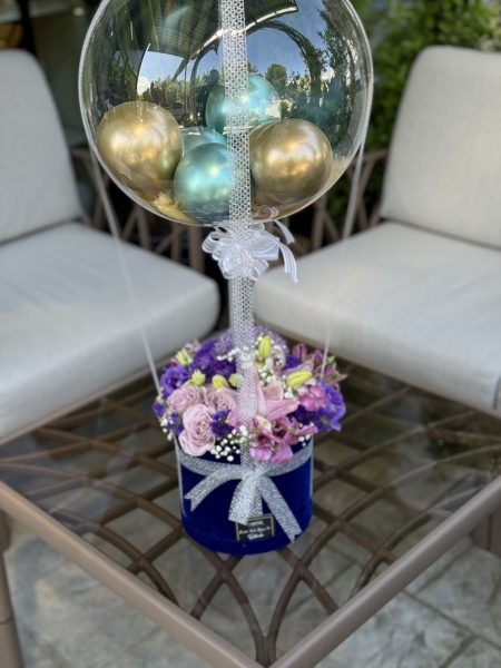 Renkli balon ve canlı çiçek aranjman