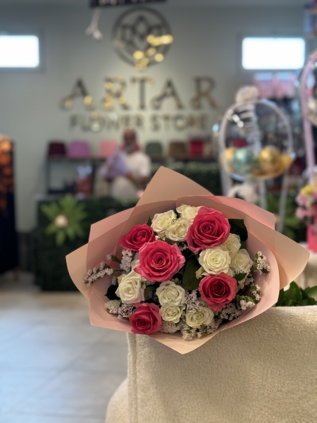 Çardak gül ve pembe gül buketi